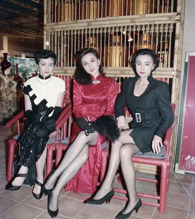 利智俩女儿晒照为她庆生，和李连杰结婚后退出