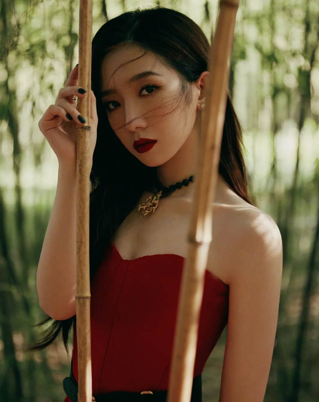 卡戴珊千万祖传的家族战袍,咋就被吴宣仪穿成了夜店风?