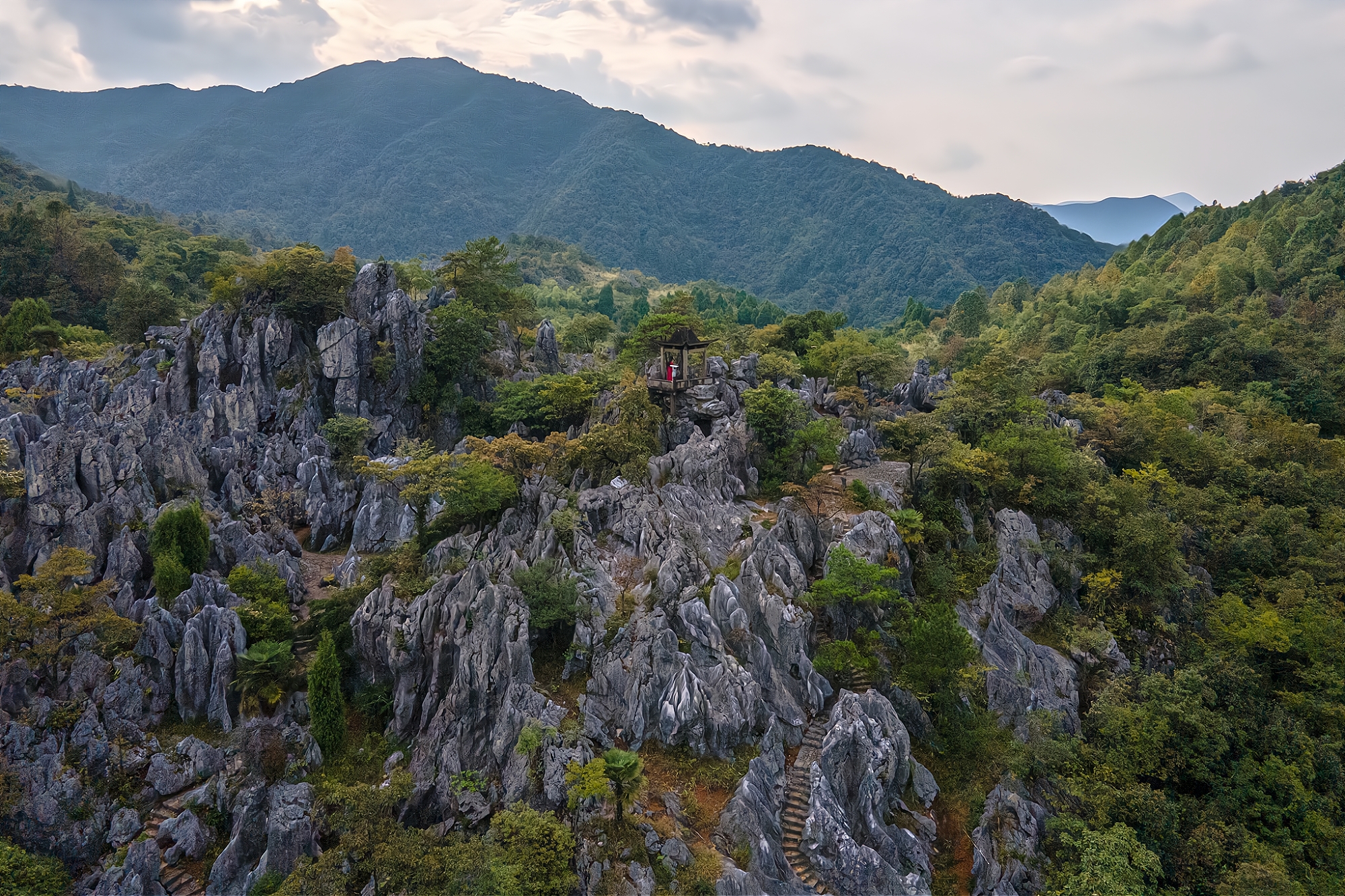 It is one of the four largest stone forests in China. It is as famous as the Yunnan Stone Forest and is known as "the first stone forest in East China"