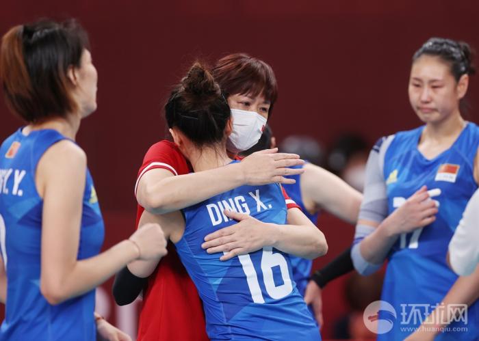 3-0！中国女排完美收官，郎平拥抱队员告别，丁霞哭得最凶