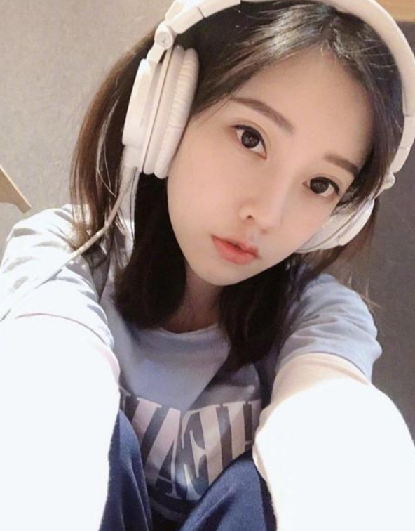 冯提莫没有十级美颜后，直播时如“乔碧萝”，