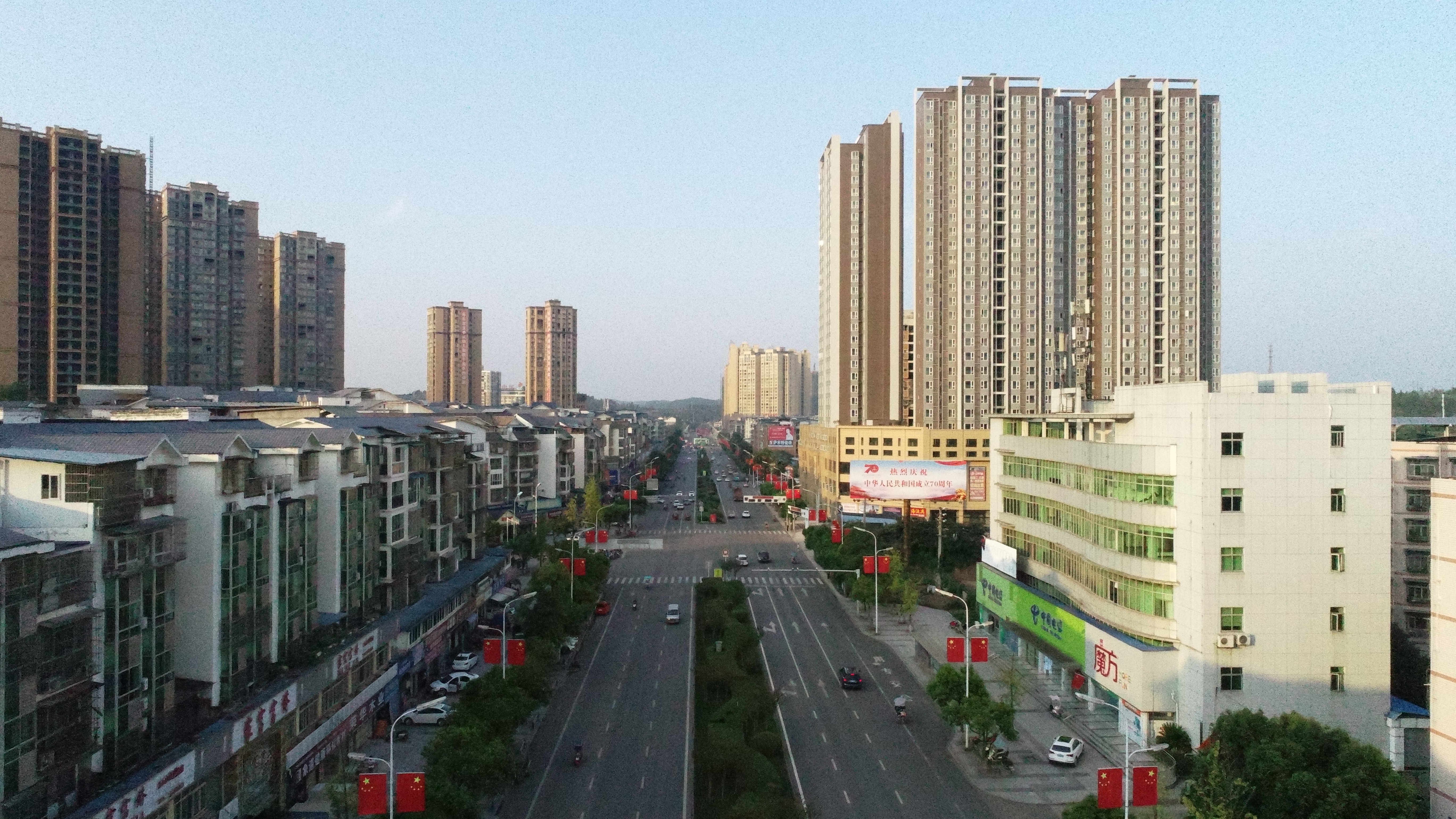 据了解,安岳县营造国庆氛围的工作还在持续进行中,相关部门还将采取