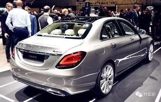 奔驰终于睡醒了！49万一路降到27万，宝马3系奥迪A4L气得想跳楼