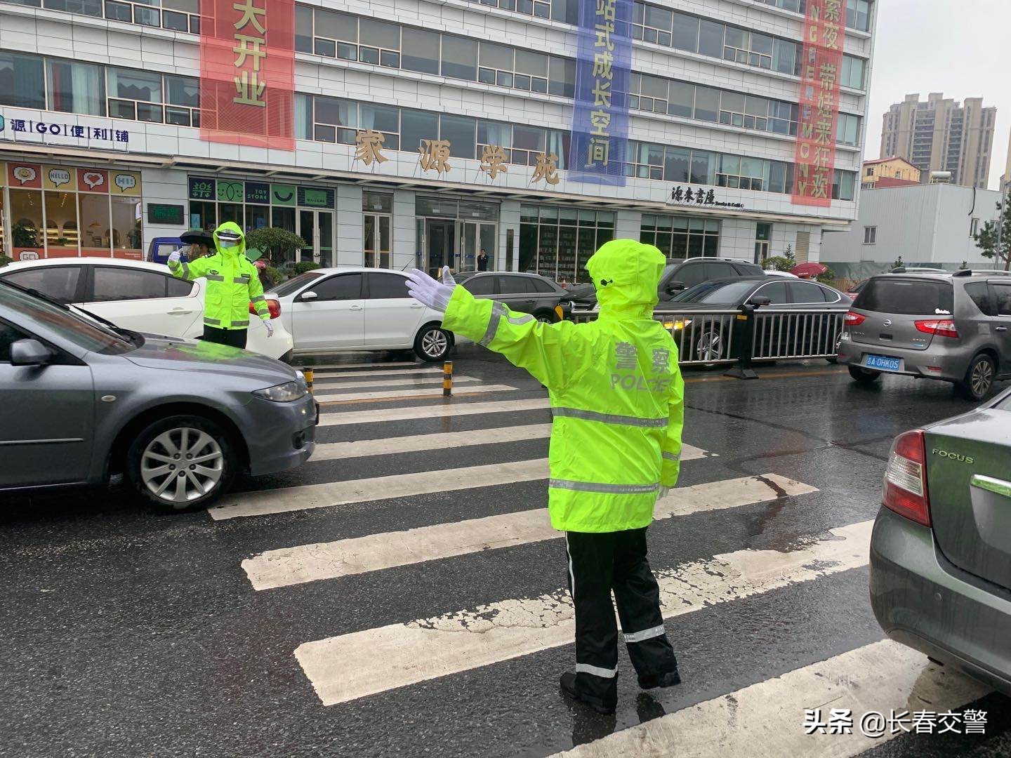 雨中新学期，长春交警暖心护航！