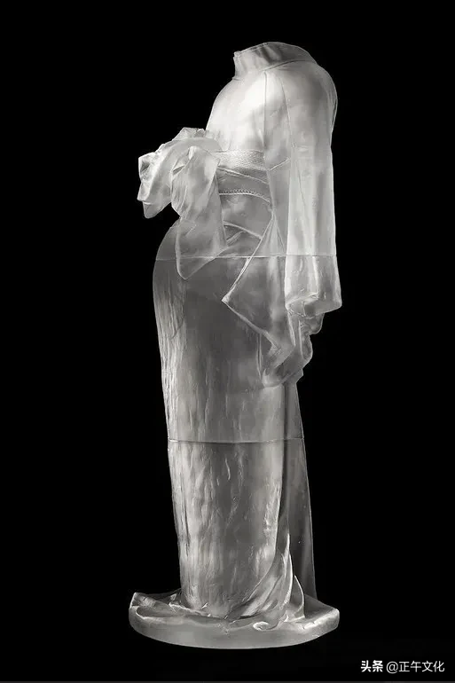 盐设计 · 为展现女人最美的时刻,她用500磅玻璃做成婚纱