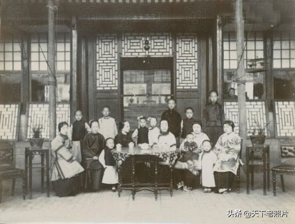 清朝时期妻妾环绕儿孙满堂家庭的全家福照片集