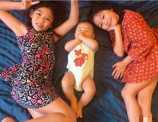 蔡少芬全家幸福出游，俩女儿骑马游泳玩嗨，儿子虎头虎脑超壮实