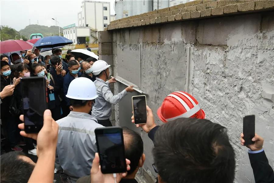 参观优质石膏工厂并现场观摩机械化施工演示