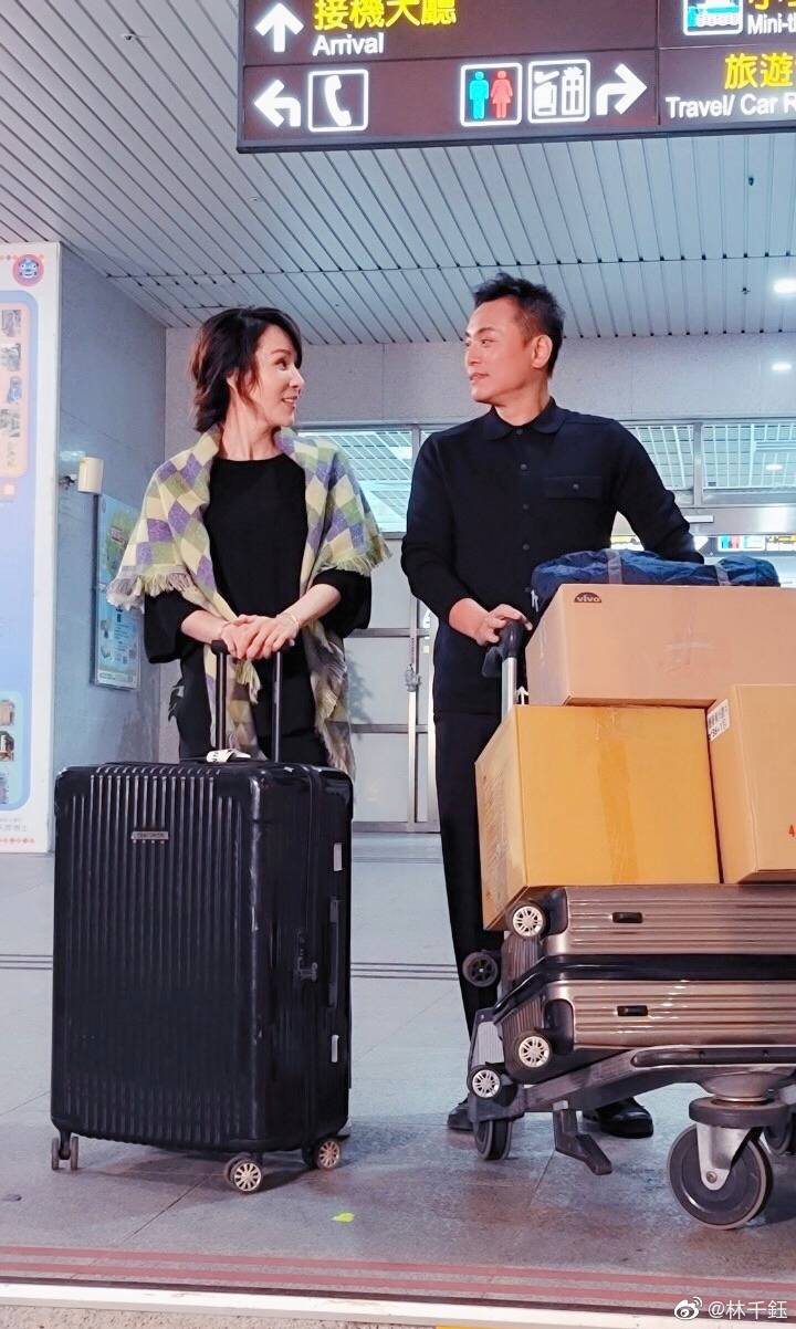 焦恩俊50岁妻子罕晒男子合照，捧脸甜蜜对视，结