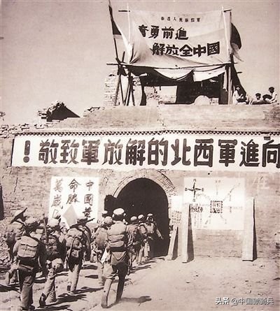 复仇之战，彭总用机枪加大炮暴虐横行西北“马家军”的青马
