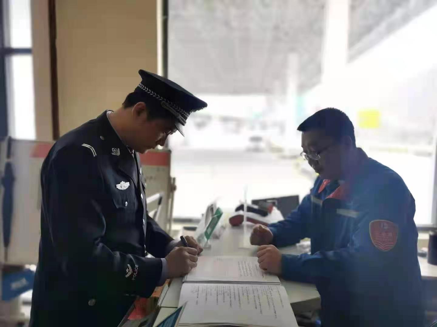 神木公安店塔派出所开展教育整顿大走访活动