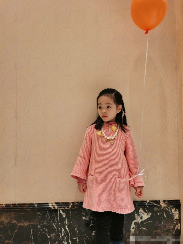 楊威老婆曬照為雙胞胎女兒慶生，一家五口共用一張臉，蛋糕超有愛