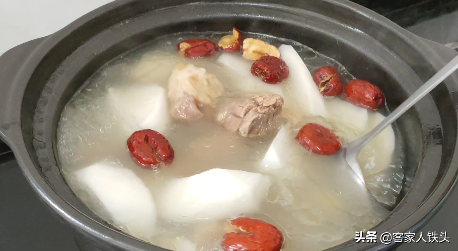 廣東人煲羊肉湯就是好喝，配料簡單湯鮮營養，一次煲一大鍋不夠喝