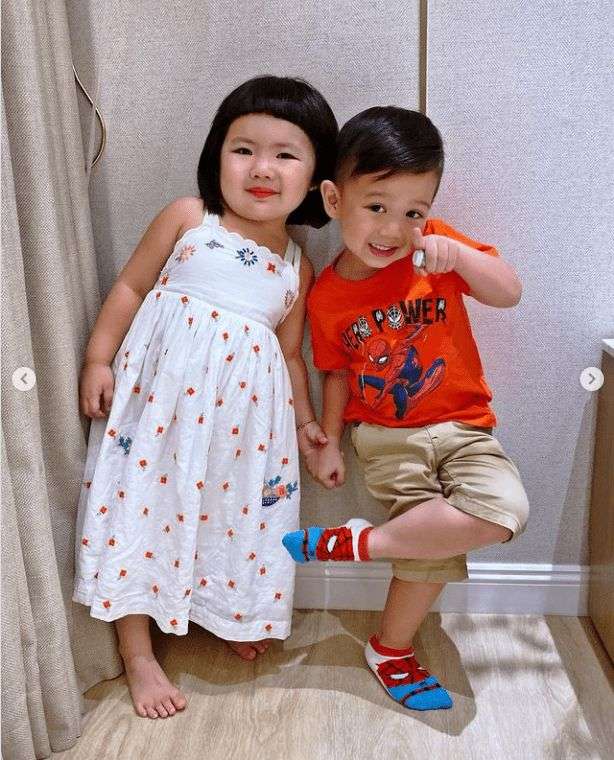 幸福感满满！胡杏儿疑似带二子回家团聚，老公开心晒亲子装