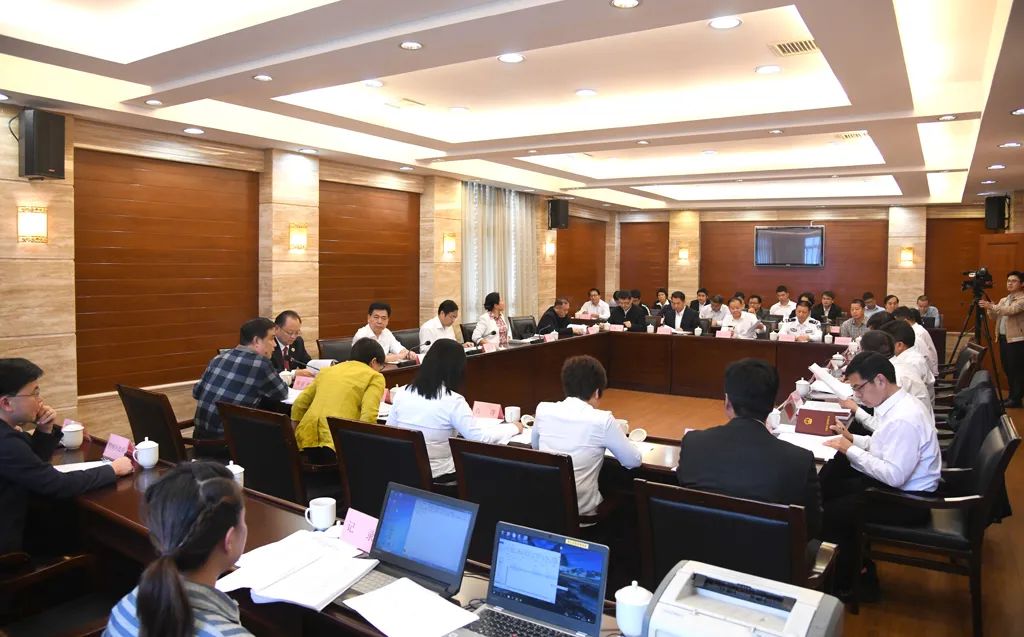 ​市五届人大常委会举行第三十七次会议第一次全体会议对市教育局等7个单位开展专题询问