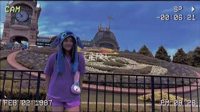 11岁王诗龄久违分享生活照，和爸爸打卡游乐园，自拍太像妈妈李湘