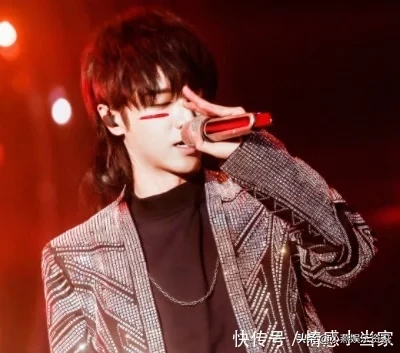 获得歌王奖项后华晨宇发微博庆祝，看清他的配图是啥，原谅我笑了