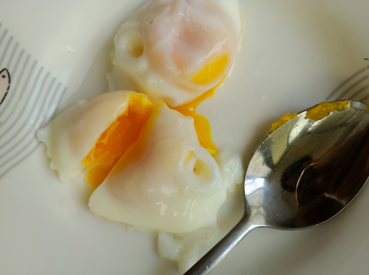 煮荷包蛋，沸水下锅是大错！做好这3步，圆润完整，不散花不起沫