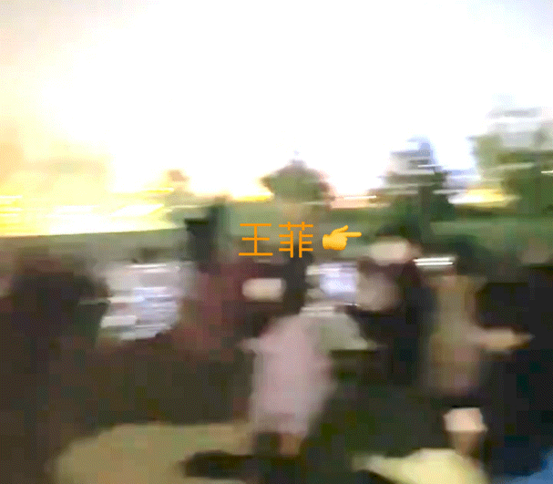 王菲现身草莓音乐节，玩太嗨把手机蹦丢了