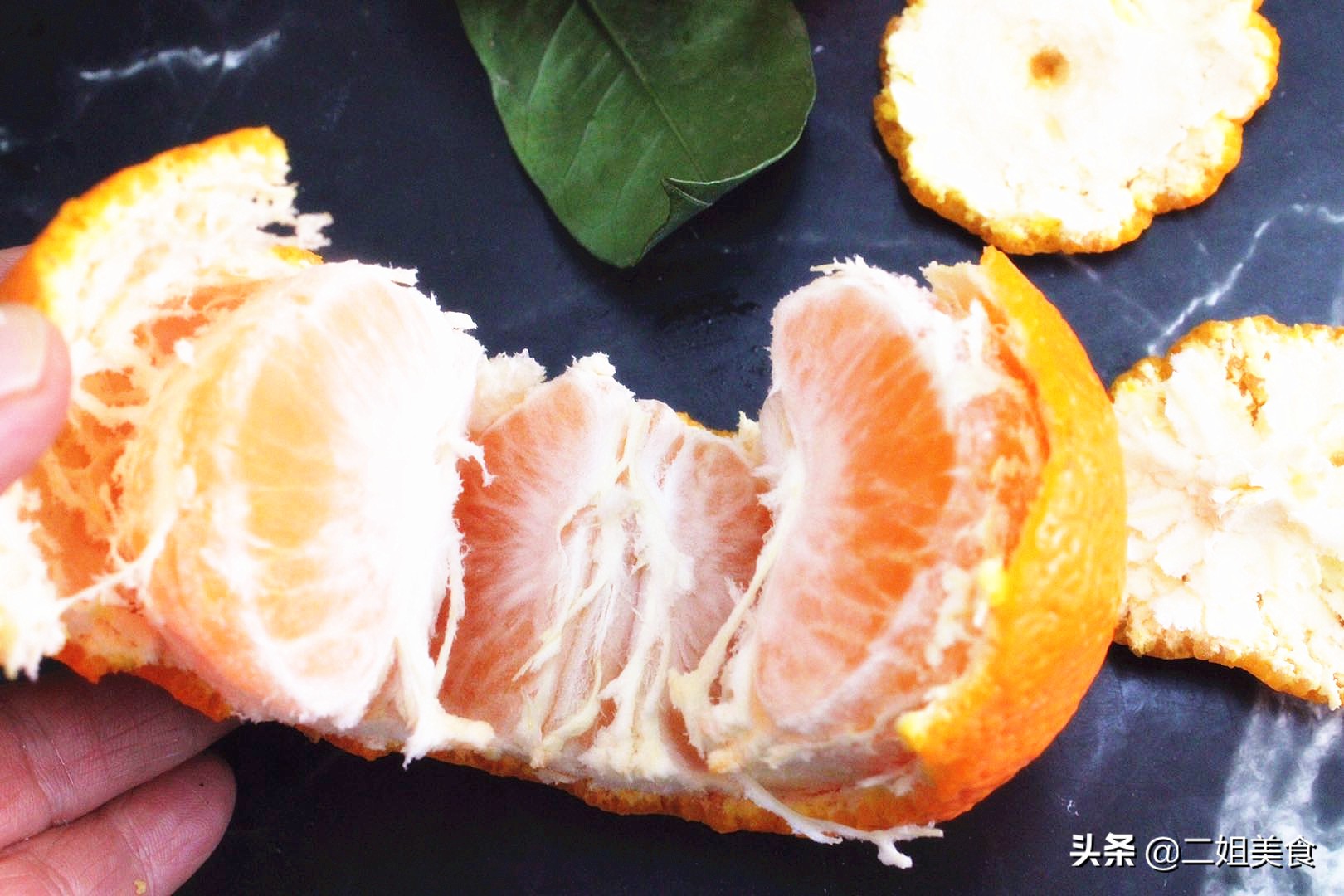 在橘子顶部开一个口，太聪明了，用途花钱买不到，简单还实用