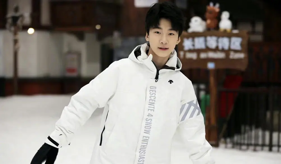 13岁天天与张亮同框，身高接近1米8，穿西服颜值