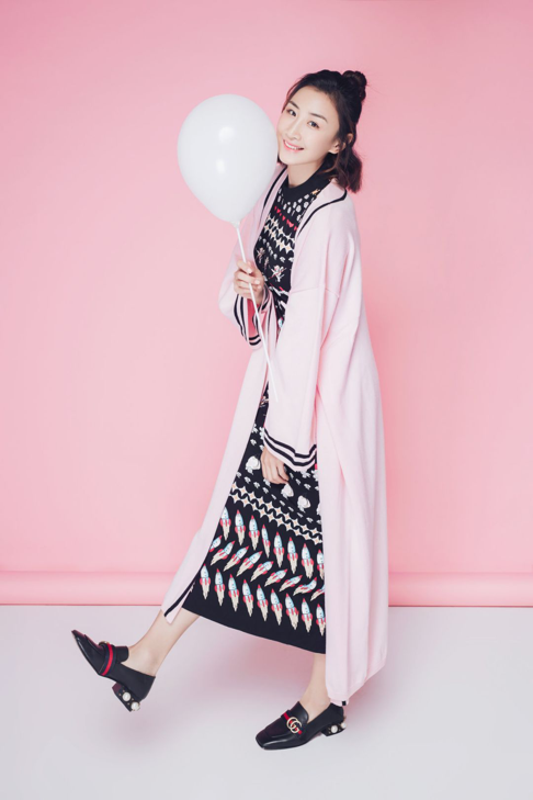 奥运冠军何雯娜带娃见老公，背5万包有阔太范，身后座驾值百万