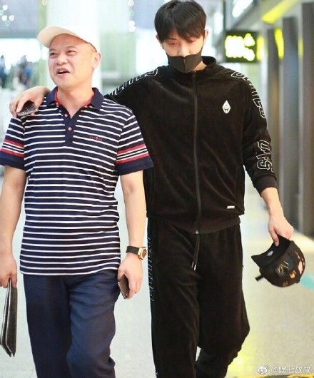 突发！黄子韬52岁爸爸因病去世，生前与黄子韬合开公司