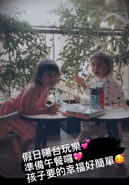 賈靜雯曬女兒假日，波妞穿小裙打扮隆重聽咘咘講故事，直言很幸福