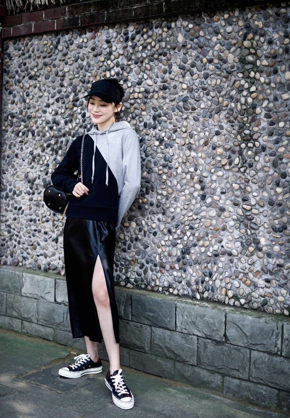 关晓彤走机场，穿白色卫衣意外抢镜，这个卫衣