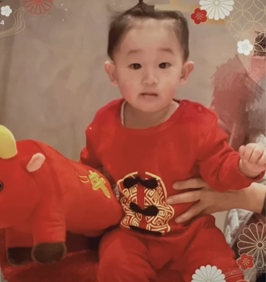 陈小春晒一岁半小儿子正面照，hoho原本像妈妈，现在变成迷你小春
