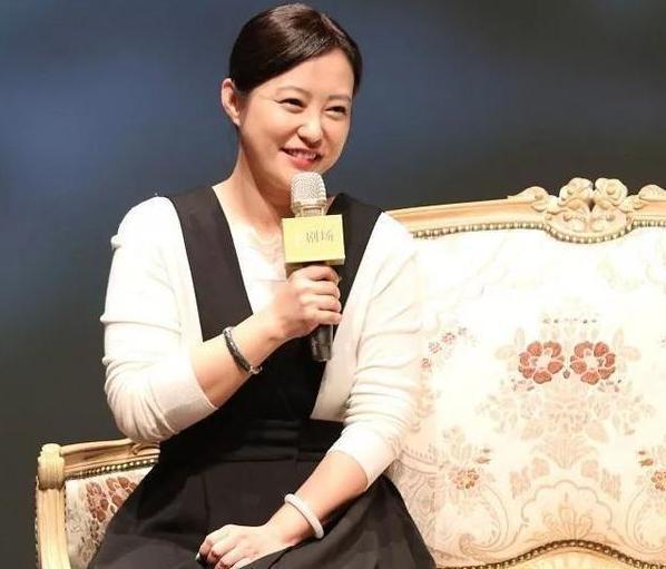 41岁的郝蕾现状曝光，人到中年难逃发福定律，穿