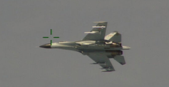 看苏35“硬核拦截”美P8A，夹住机翼1小时，美军