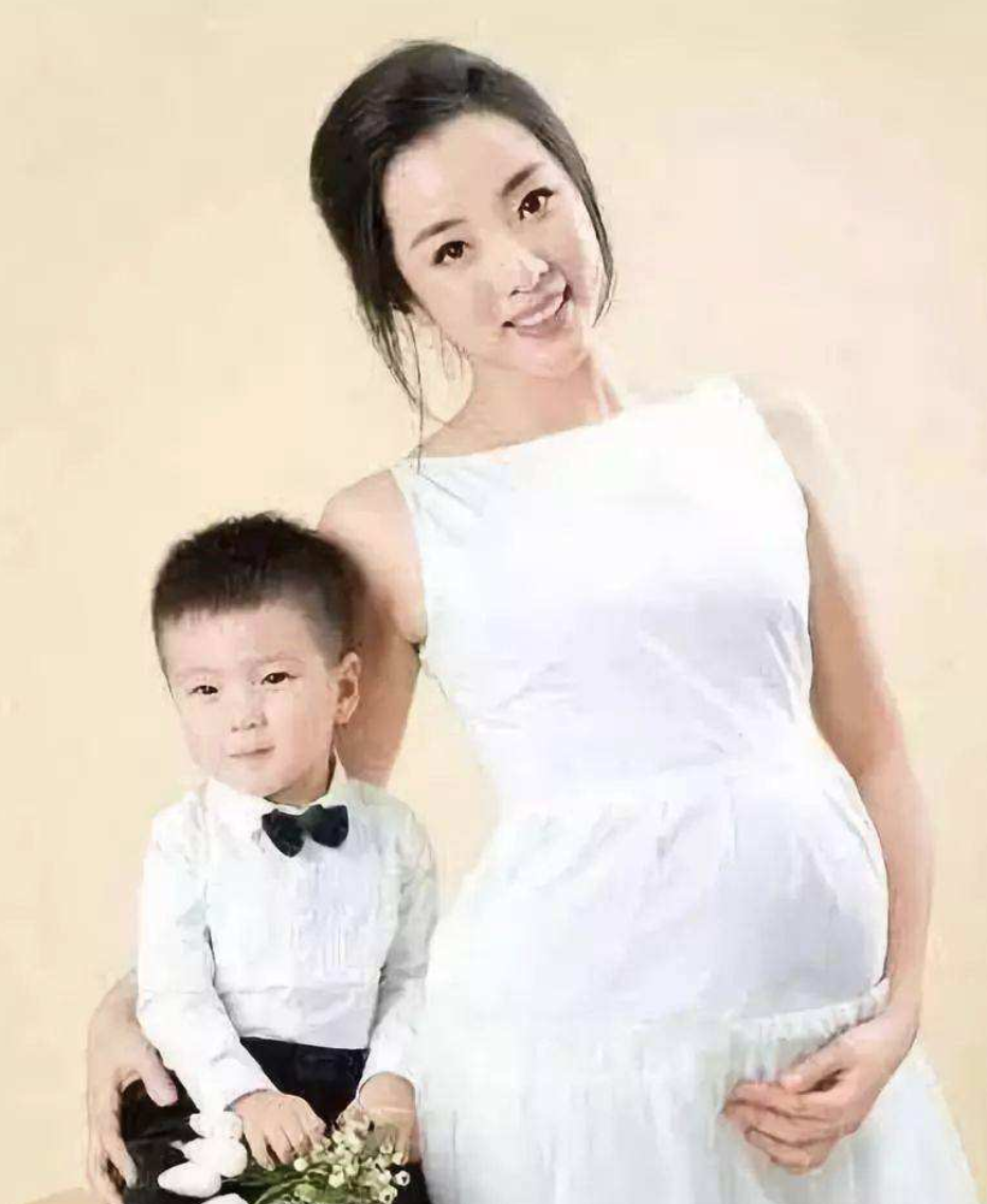 不当央视一姐，也没嫁给老头！李思思被80后老公