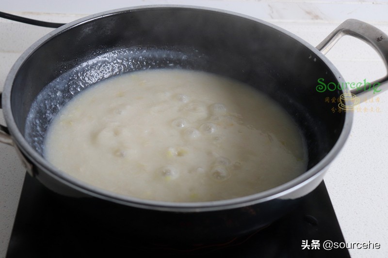 煮芋头汤时加菜心，浓稠香滑，菜心翠绿清甜、处暑之后要常吃