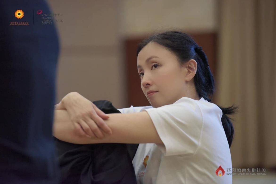 徐峥夫妇出游秀恩爱，49岁陶虹素颜似没睡醒，二人疑玩太累显疲态