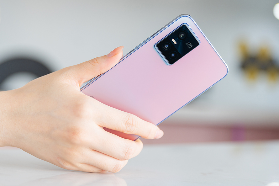 vivo S10 Pro手机评测 绮光焕彩与美颜自拍捕获小姐
