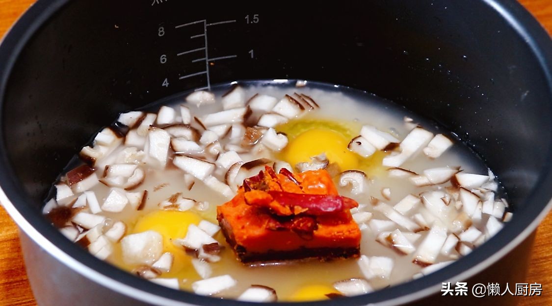 這是懶人燜飯的做法，大米里加一塊火鍋底料，打入3個雞蛋