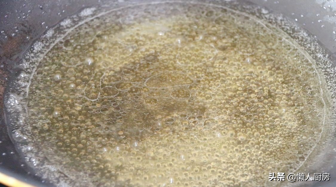 往糯米糊內倒入芝麻，用手壓一壓，就是小時候常吃的美食，有彈性