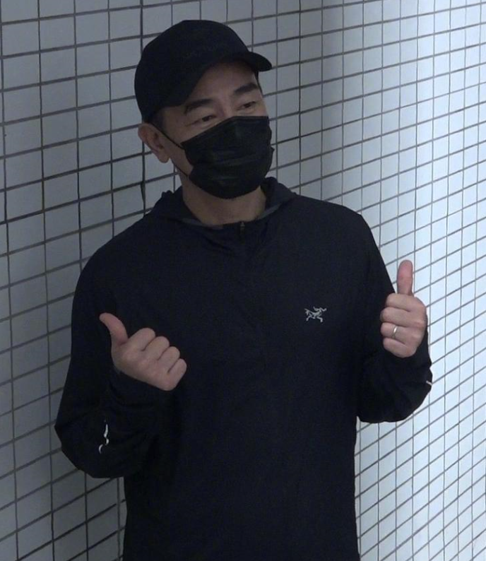 陈小春二度当爸超兴奋！晒儿子正面照，小家伙嘴巴大张小脚丫抢镜