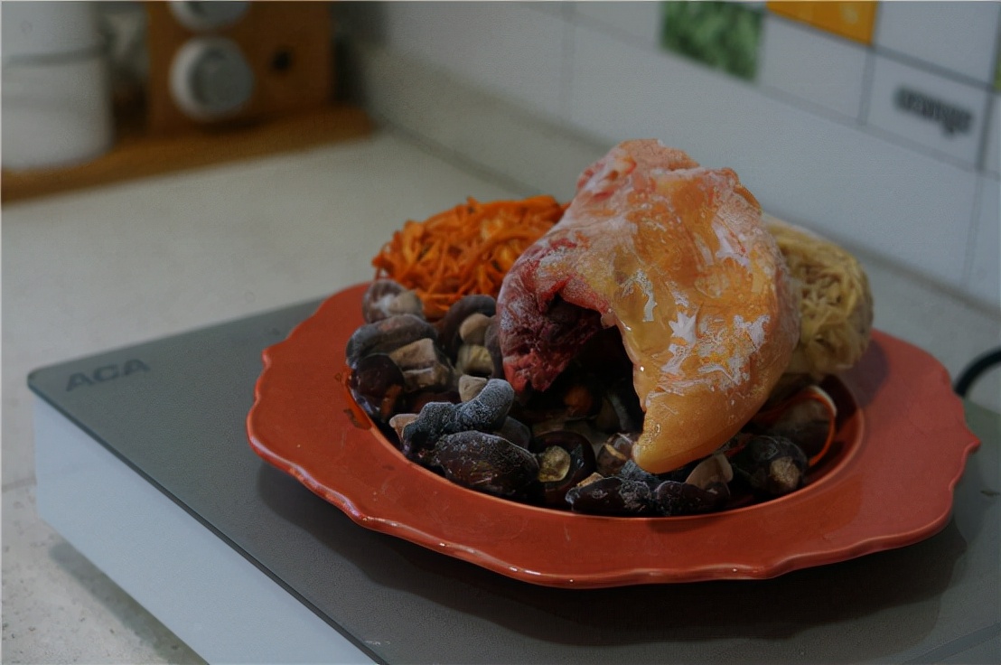 鸡汤很受欢迎，暖胃又滋补，搭配虫草营养翻倍