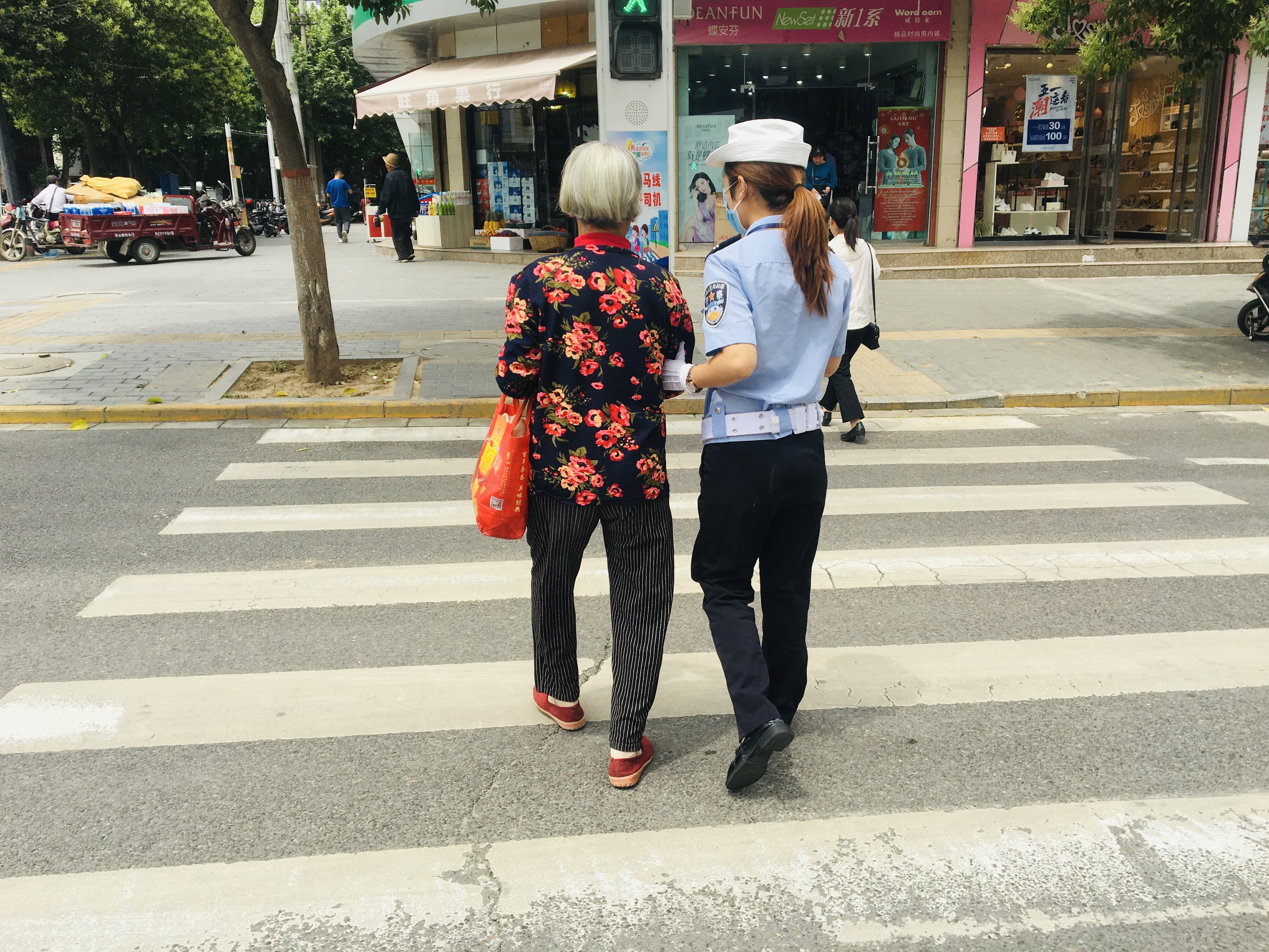 我为群众办实事华州交警扶老人过马路小举动暖人心