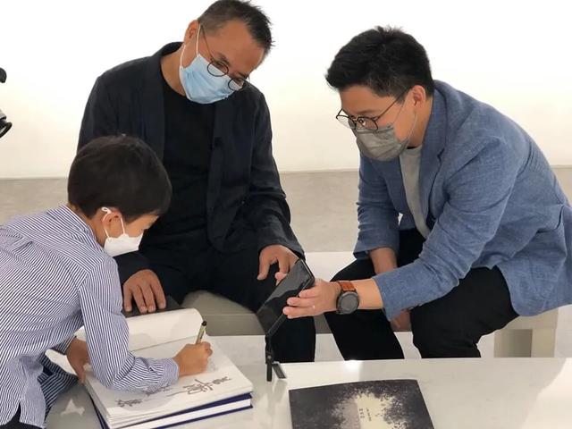 霍启刚抱6岁儿子看画展，父子互动超有爱，一个细节太接地气