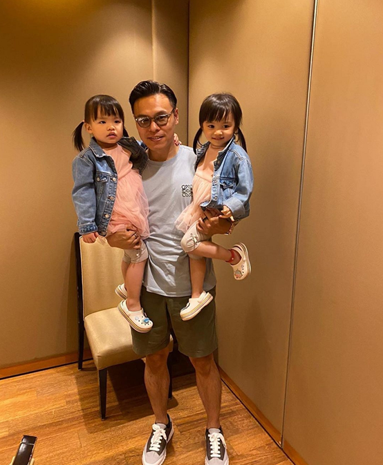 熊黛林晒亲子时光，夫妻带女儿在家打高尔夫，网友却聚焦豪宅面积