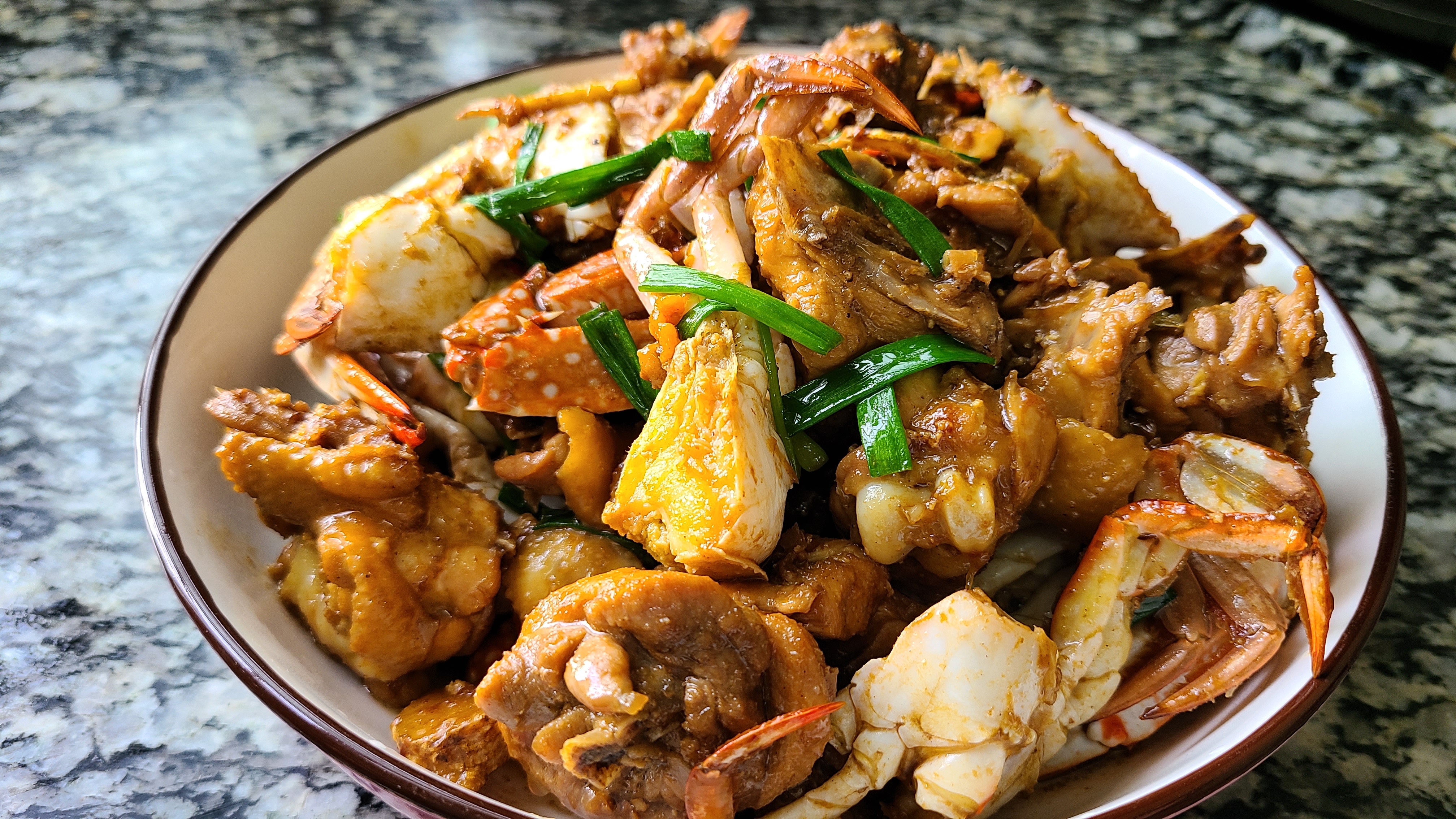 螃蟹燜雞的做法，香味濃郁，好吃下飯，看著肚子都餓了