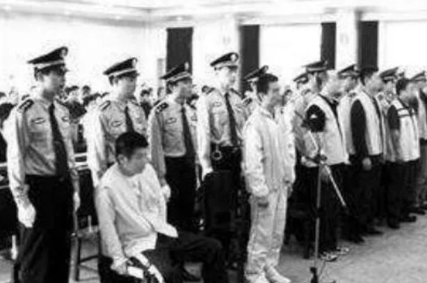 妻贤夫祸少，老实人被老婆逼成杀人犯，谋害18人，记90年代锦州大案