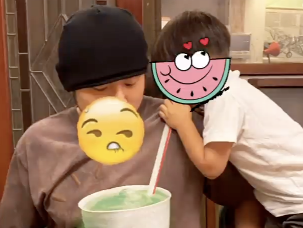 周杰倫衣服上奶茶圖案太逼真，兒子假裝用吸管品茶，畫面詼諧有趣
