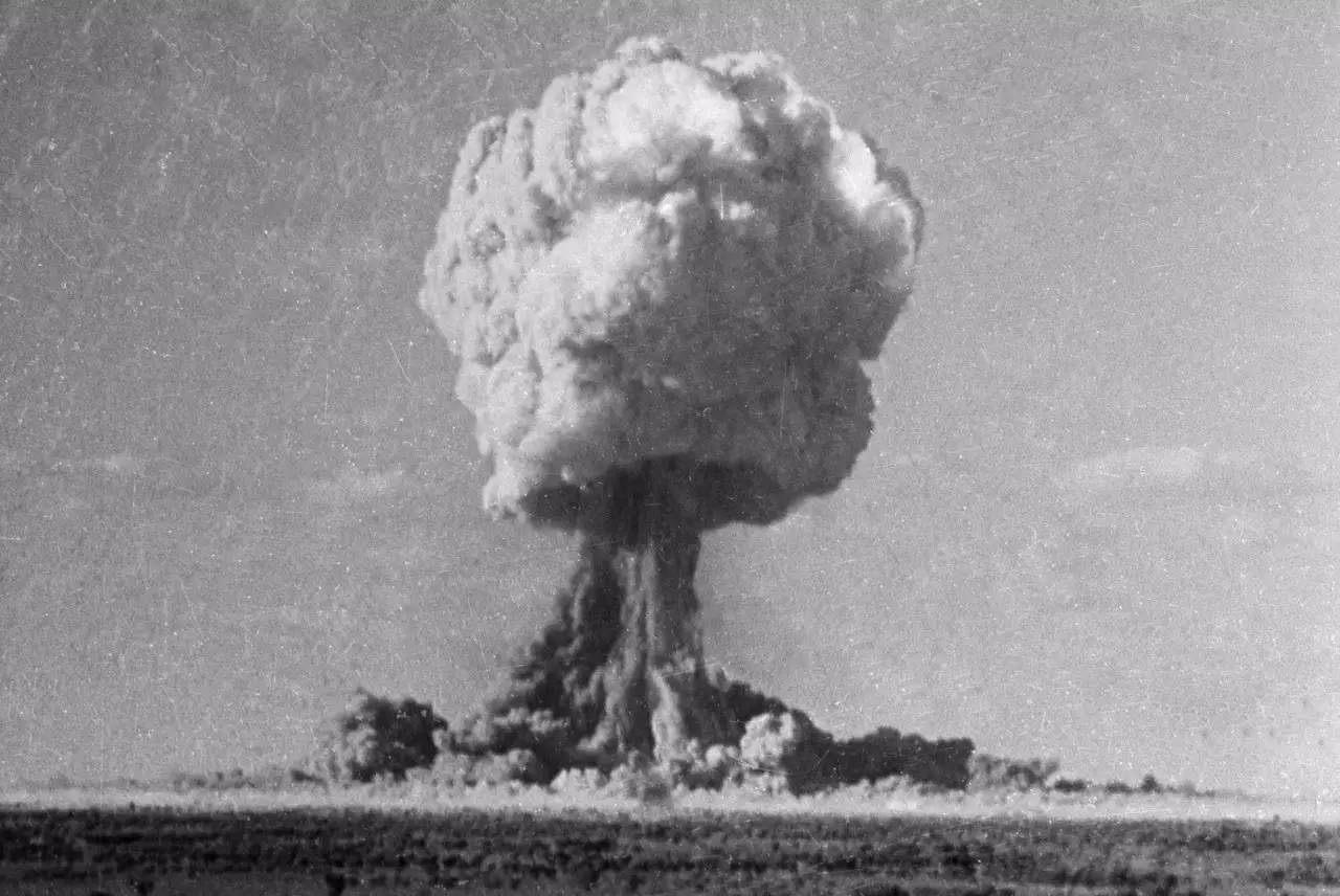 当中国第一颗原子弹试爆成功后，美、苏、英、