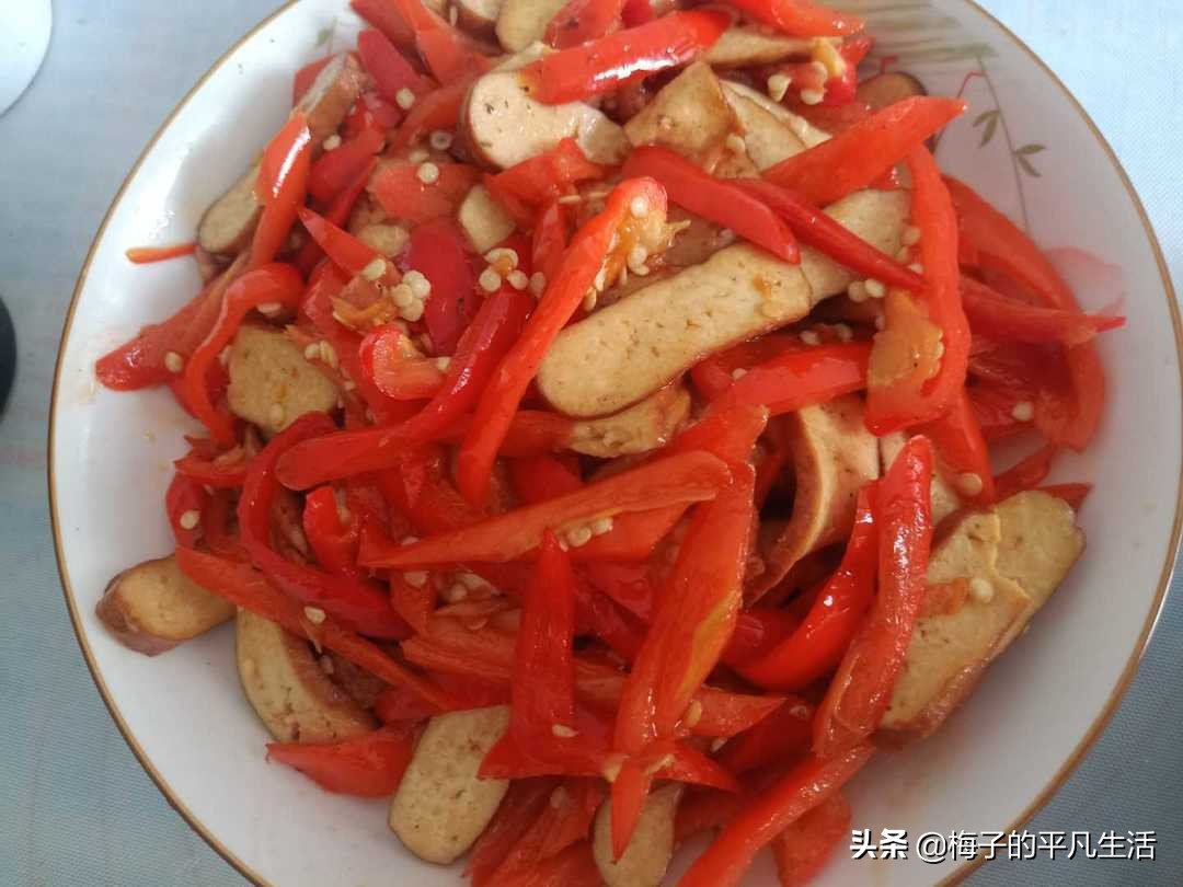 Red chili and dried bean curd are used together to make a home-cooked dish, which is delicious and has a high protein content.