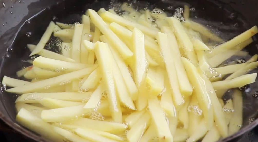 愛吃薯條趕緊收藏，教你2個訣竅，金黃酥脆，一次做一大盆不夠吃