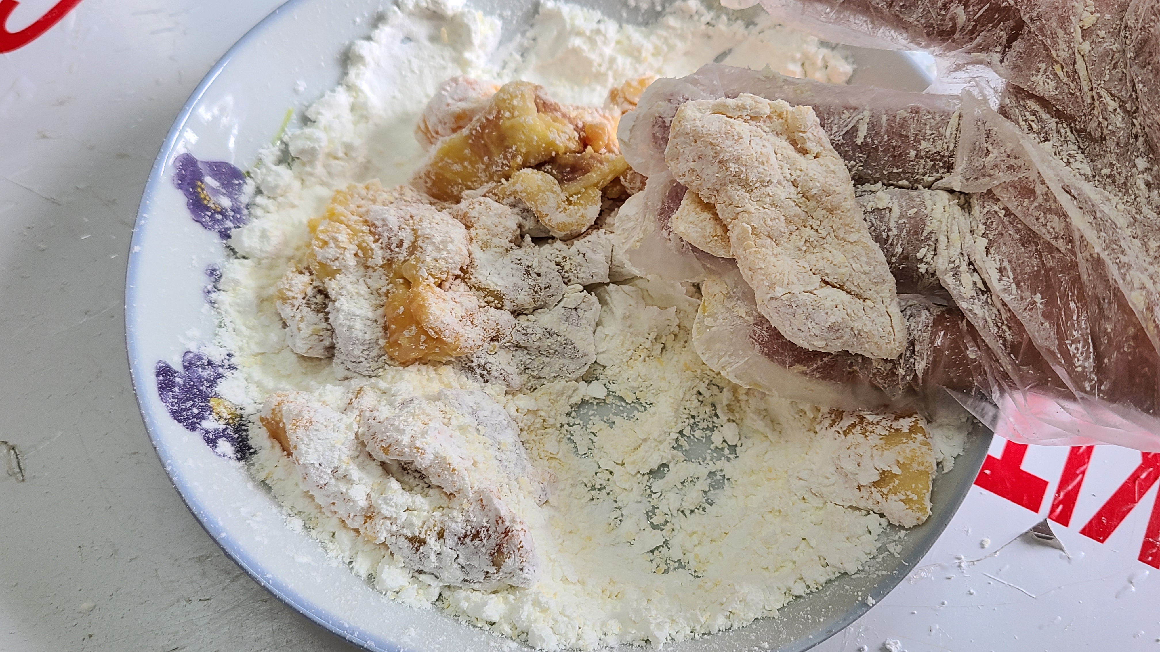 菠萝咕噜肉，广东夏天很火的一道美食，开胃又好吃，味道特别